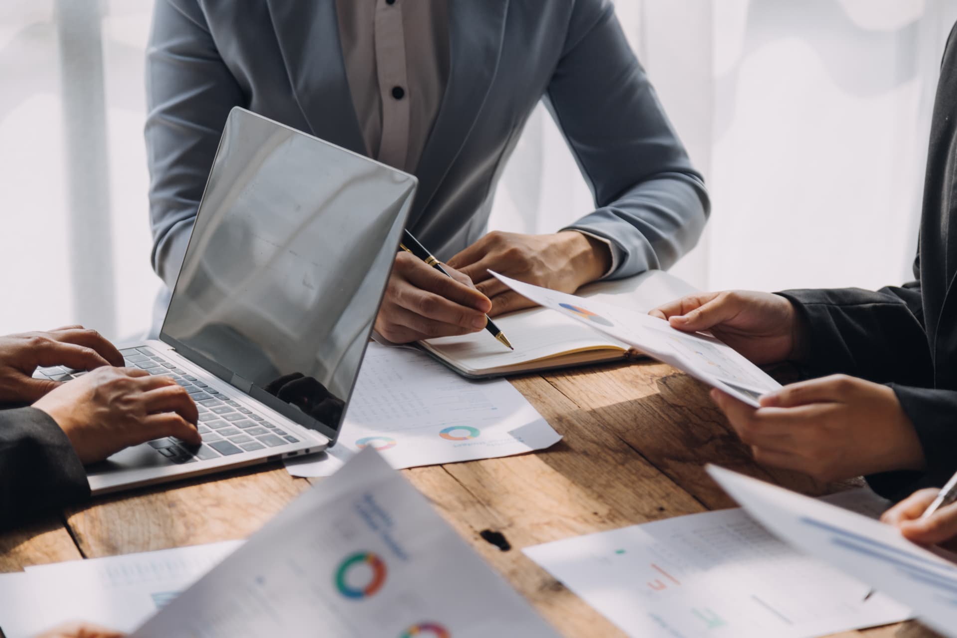 Consultores Gestwise a analisar relatórios financeiros