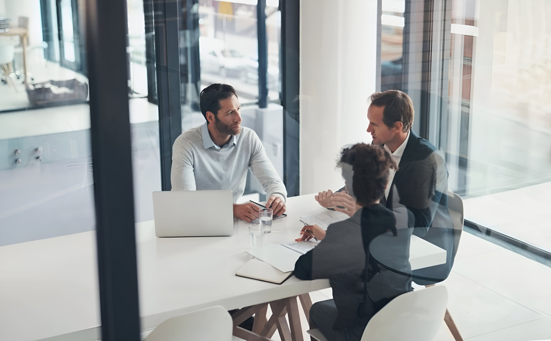 Equipa Gestwise em reunião de trabalho no escritório